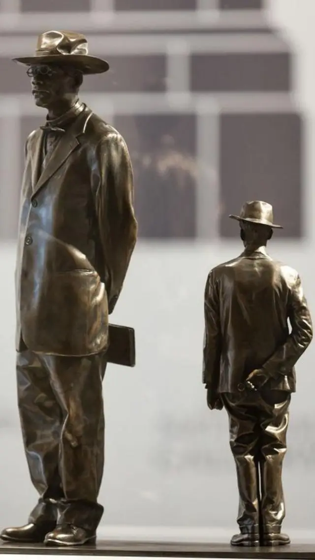 Mchongaji amecheza na ukubwa wa picha na kuongeza ukubwa wa Chilembwe