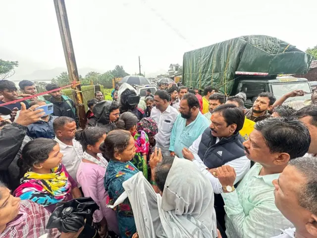 नेत्यांची गर्दी