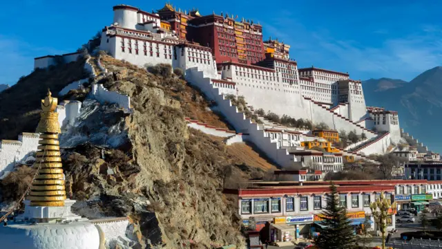 লাসার পোটালা প্যালেস, যেখানে শত শত বছর ধরে তিব্বতের দালাই লামা-রা থাকতেন