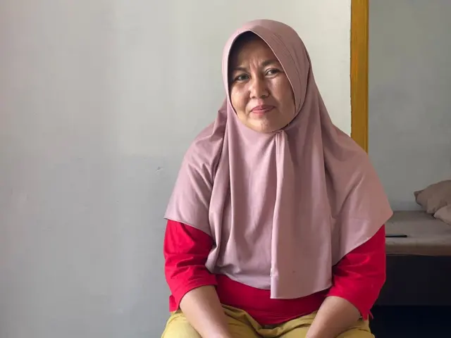 Era Novita warga Batang Kabung, Sumatra Barat sudah pasrah direlokasi ke hunian tetap yang disediakan pemerintah selama tempat tersebut nyaman untuk ditinggali.