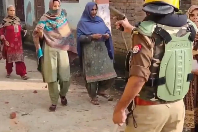 मीरापुर विधानसभा में एक पुलिसकर्मी ने मतदान के लिए जाती हुई महिला पर पिस्तौल तान दी थी.