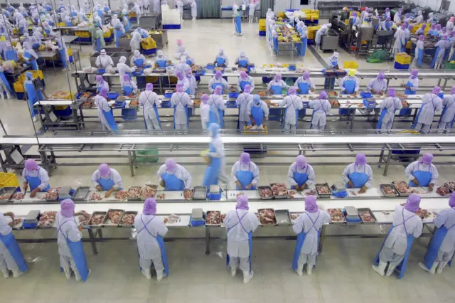 “ทุกพรรคอย่าเอานโยบายขึ้นค่าแรง มาใช้ในการหาเสียง เพราะอันตรายมาก" ดร.พจน์