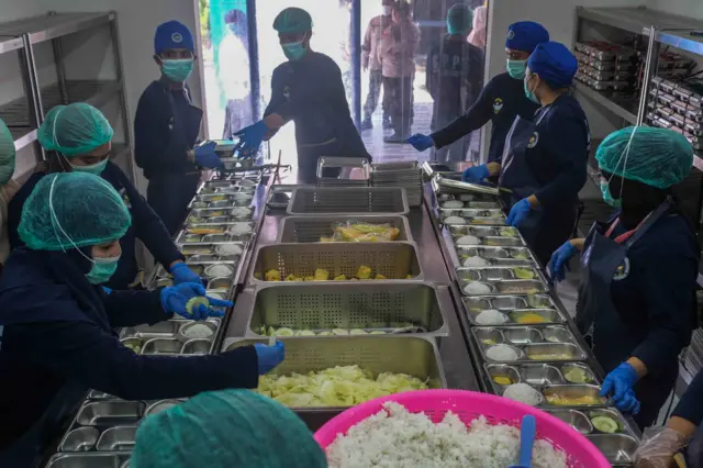 Sejumlah relawan Satuan Pelayanan Pemenuhan Gizi (SPPG) Polri Polresta Kendari menyiapkan menu Makan Bergizi Gratis (MBG) saat peninjauan operasional oleh gubernur Sultra di SPPG Polri Polresta Kendari, Kota Kendari, Sulawesi Tenggara, Selasa (26/5/2026). Peninjauan tersebut bertujuan untuk memastikan layanan program MBG pada SPPG yang melayani kurang lebih 2.700 penerima manfaat tersebut berjalan baik dan memenuhi standar nilai gizi.
