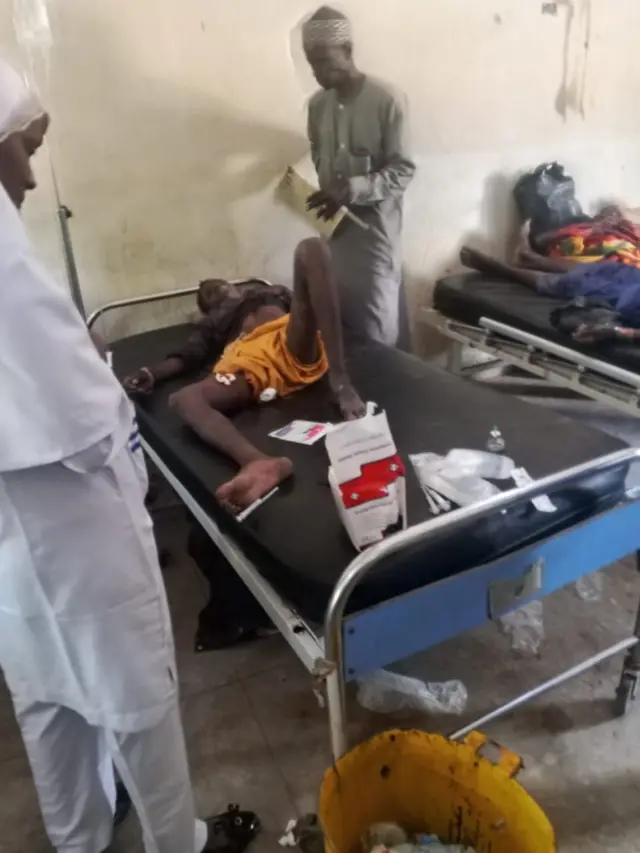 Ọkunrin kan to fori sọta ikọlu ado oloro ologunsori ibusun nile iwosan. Ko wọ asọ amọ o wọ sokoto, o gbe oju soke lati ba awọn eeyan meji to wa niwaju rẹ sọrọ