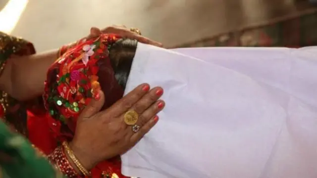 हिन्दू परम्परा अनुसारको विवाहको क्रममा बेहुलीलाई सिन्दुर लगाइदिन टाउकोमा सेतो कपडा राखिएको क्षण 