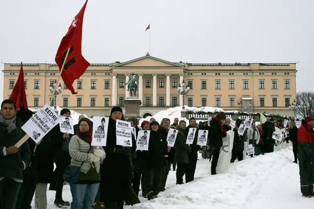 Activistas frente al Palacio Real de Noruega, protestando contra el arresto de la escritora y solicitante de asilo Maria Amelie. 