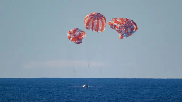 Foto gosiri oge igwe Orion capsule Artemis II dara n'osimiri Pacific Ocean