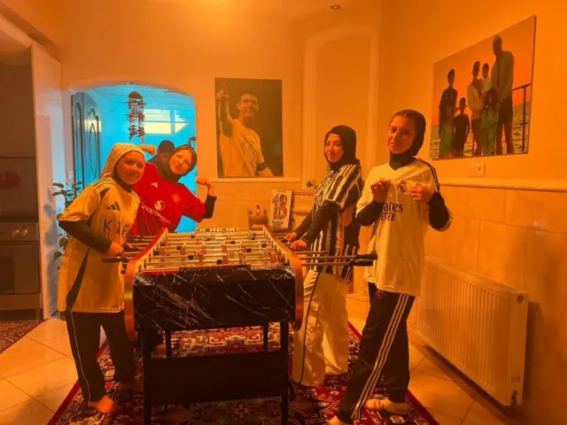 این گروه دختران، در تلاش اند تا تیم فوتبال دختران مهاجر را تاسیس کنند