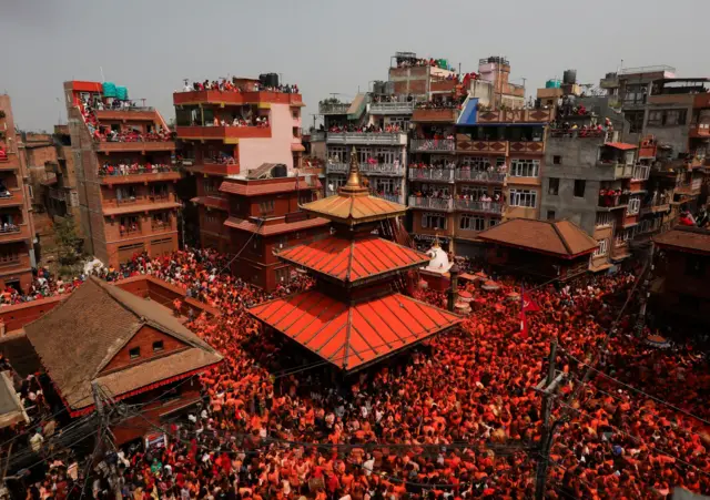 ပြဒါးနီမှုန့်တွေ လိမ်းပြီး နွေဦးကိုကြိုဆိုကြ 