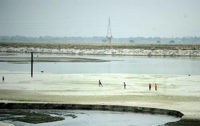 গঙ্গার উজানে সেচের জন্য জল টেনে নেওয়ার কারণে নদীবক্ষে চর তৈরি হয়েছে। এলাহাবাদের দৃশ্য, ২০১৫