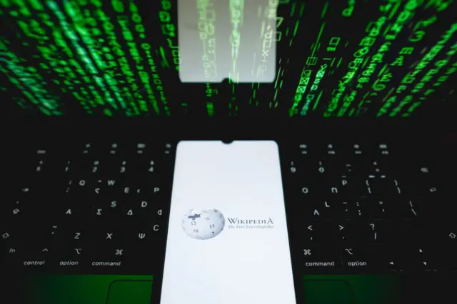 বিভিন্ন সময় নানা বিতর্কের সঙ্গে নাম জড়িয়েছে উইকিপিডিয়ার।