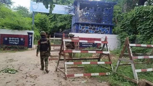 သပိတ်ကျင်းမြို့၊ တွင်းငယ်ရဲကင်းစခန်းရှေ့က စစ်ကောင်စီတပ်ဖွဲ့ဝင်တစ်ဦး