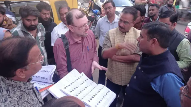 भोपाल कलेक्टर फील्ड में बीएलओ से स्पेशल इंटेंसिव रिविजन की जानकारी लेते हुए