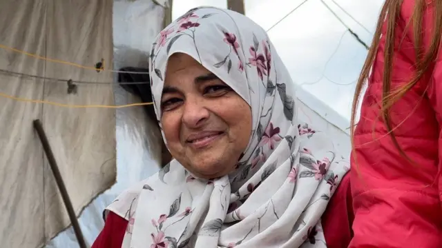 Faten Abu Shahada ubu asigaye aba mw'ihema n'umuryango wiwe i Khan Younis