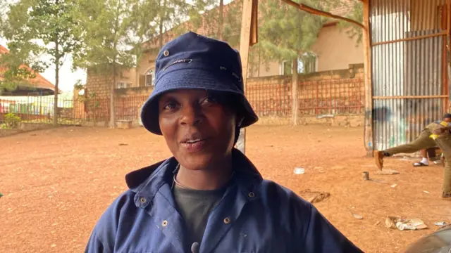 Ujeneza Joyeuse yambaye imyenda y'abakanishi