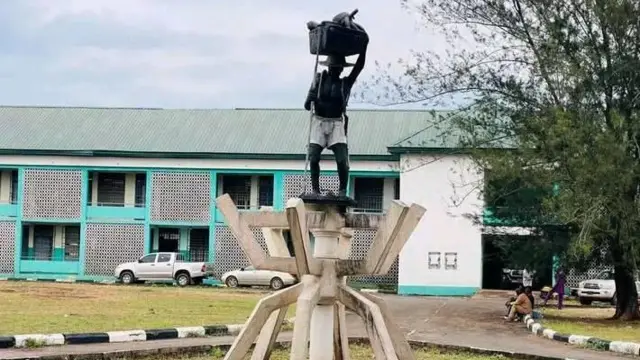 Isi ụlọọrụ Uzo-Uwani