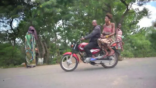 Samuel Minani ari kuri moto