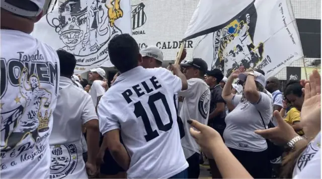 Àwọn èrò tó wọ aṣọ Santos 