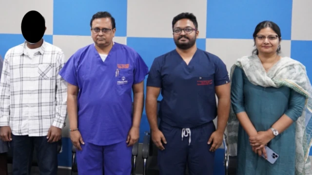 शस्त्रक्रिया झाली तो तरुण आणि डॉक्टरांचं पथक