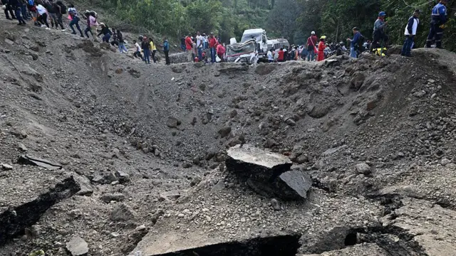Cráter originado por la explosión de este sábado en la Vía Panamericana. 