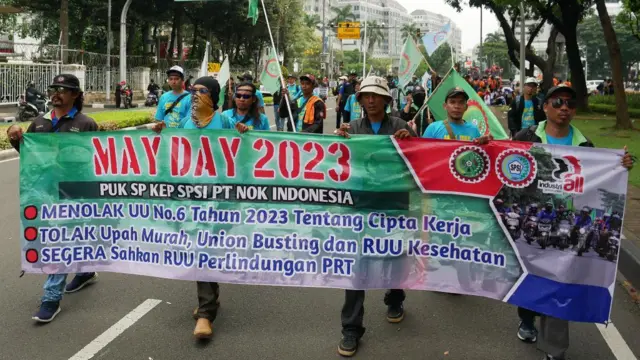 Sekelompok buruh berdemonstrasi menuntut penolakan atas UU Cipta Kerja, upah murah, RUU Kesehatan. Mereka juga meminta RUU Perlindungan PRT untuk disahkan. Buruh tersebut melakukan aksi di dekat Monumen Nasional di Jakarta, Indonesia Senin (01/05).