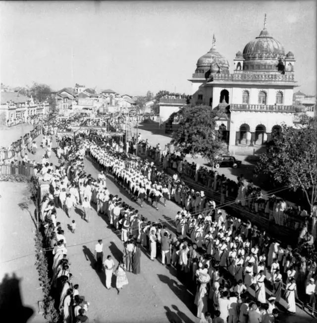 अधिवेशनात येणाऱ्या नेत्यांचे स्वागत करण्यासाठी सेवा दलाचे कार्यकर्ते रस्त्याच्या दोन्ही बाजूला रांगेत उभे दिसत आहेत.