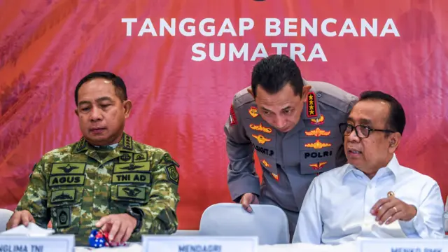 Menko PMK Pratikno (kanan), Panglima TNI Jenderal TNI Agus Subiyanto (kiri), Kapolri Jenderal Pol Listyo Sigit Prabowo (tengah) bersiap menyampaikan keterangan terkait penanganan bencana Sumatera di Posko Terpadu Lanud Halim Perdanakusuma, Jakarta, Jumat (19/12/2025). 