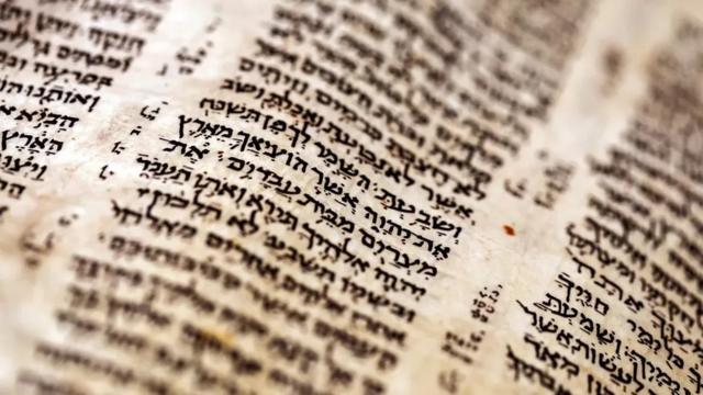 Kitab ini adalah contoh paling awal dari satu manuskrip yang berisi semua buku Ibrani dengan tanda baca, vokal, dan aksennya.