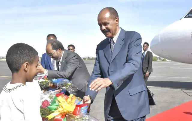 ኢትዮጵያ እና ሶማሊያ ውዝግብ ውስጥ በነበሩበት ወራት የሶማሊያው ፕሬዝዳንት ሐሰን ሼኽ ሞሐመድ በተደጋጋሚ ወደ አስመራ ለይፋዊ የሥራ ጉብኝት ተጉዘዋል።