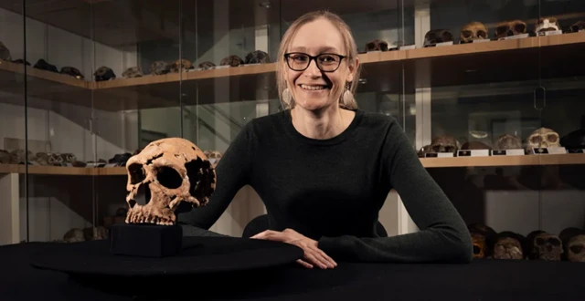  Foto of Dr Emma Pomeroy wit one precious skull, from di Kurdish authorities