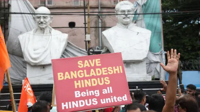 कोलकाता में बांग्लादेशी हिंदुओं के समर्थन में विरोध प्रदर्शन