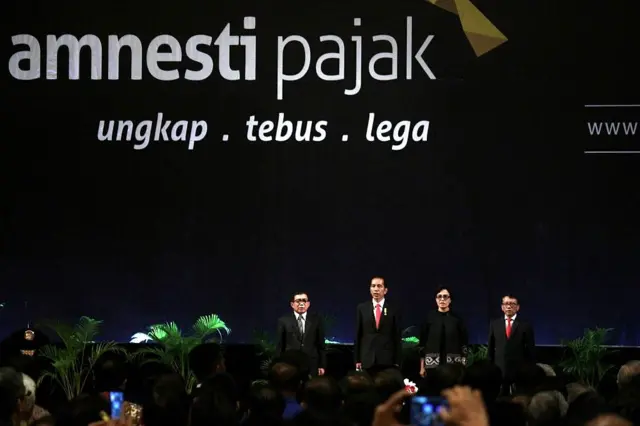 Joko Widodo (kedua dari kiri) dan Sri Mulyani (ketiga dari kiri) saat mensosialisasikan kebijakan tax amnesty pada 2016 lalu.