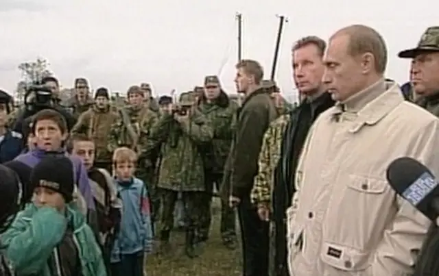 1999-йилда Шамил Басаев жангарилари Доғистонга бостириб кирганидан кейин Иккинчи Чечен уруши бошланди. Россия федерал ҳокимияти буни террорга қарши амалиёт деб атади. Унинг тўлқинида Владимир Путин биринчи марта Россия президенти этиб сайланди.