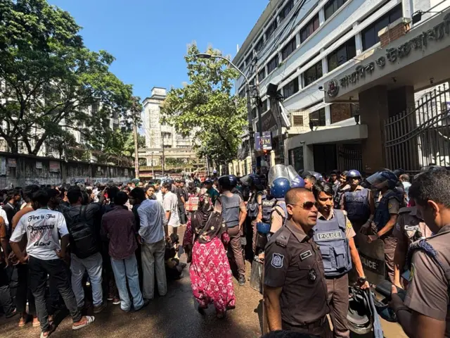 দুপুরে ঢাকা শিক্ষা বোর্ডের সামনে বিক্ষোভকারীদের অবস্থান