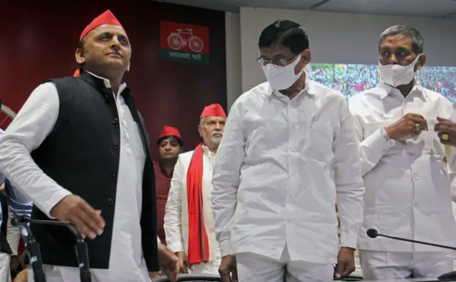 सपा प्रमुख अखिलेश यादव के साथ लालजी वर्मा (मध्य)