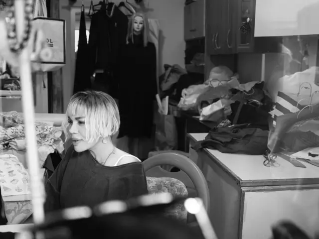 Sezen Aksu bir sandalyede otururken