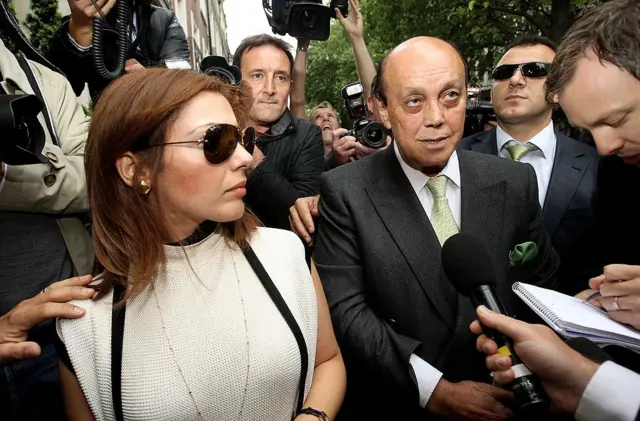 Asil Nadir ve eşi Nur Nadir, 26 Ağustos 2010 yılında Londra'da, dava sürecine ilgi gösteren gazetecilerin sorularını yanıtlıyor