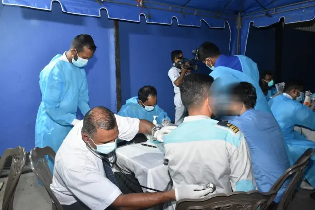 කොළඹ වරාය වෙත රැගෙන ආ IRIS Bushehr සිටි ඉරාන නාවිකයින් වෛද්‍ය පරීක්ෂණයකට භාජනය කරන ආකාරය