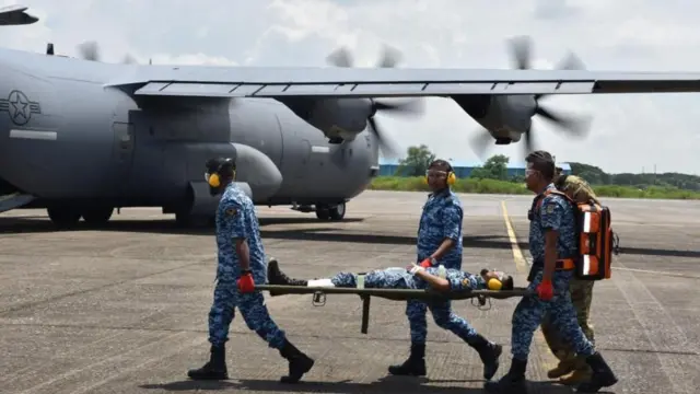 सोशल मीडिया पर लोग सवाल कर रहे हैं 