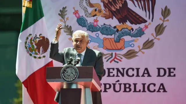 El presidente mexicano Andrés Manuel López Obrador pronuncia un discurso durante el 86.º aniversario de la nacionalización del petróleo en la sede de Petróleos Mexicanos (Pemex) en la Ciudad de México