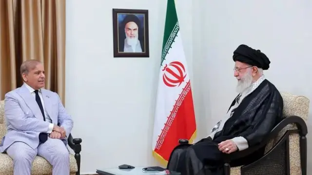 د پاکستان لومړی وزیر شهباز شریف د ایران له مذهبي مشر ایت الله علي خامنه يي سره