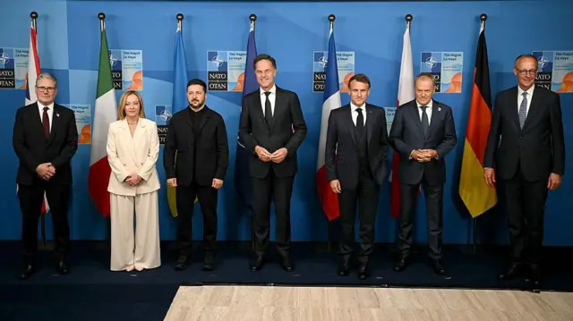 o primeiro-ministro do Reino Unido, Keir Starmer; a primeira-ministra da Itália, Giorgia Meloni; o presidente da Ucrânia, Volodymyr Zelensky; o secretário-geral da Otan, Mark Rutte; o presidente da França, Emmanuel Macron; o primeiro-ministro da Polônia, Donald Tusk; e o chanceler da Alemanha, Friedrich Merz.