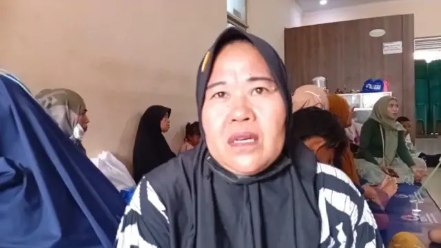 Sarmanah, perempuan 45 tahun, salah satu korban asap dari kebakaran TPA Jatiwaringin. Rumahnya berbatasan langsung dengan lokasi tempat pembuangan sampah, tepatnya di Kampung Jungkel, Desa Tanjakan Mekar.