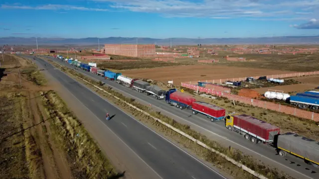 Una imagen aérea muestra camiones alineados tras permanecer varados durante días mientras manifestantes bloquean una carretera principal exigiendo la renuncia del presidente Rodrigo Paz en medio de una crisis económica y de combustible, en Apacheta, Bolivia, 13 de mayo de 2026.