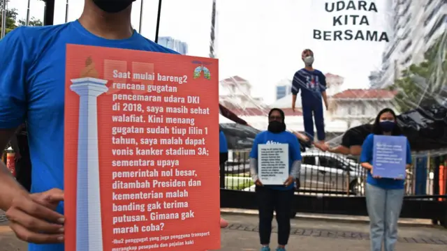 Aktivis lingkungan dari Koalisi Ibukota membawa manekin dan poster saat melakukan aksi menuntut hak atas udara bersih di depan Gedung Balai Kota DKI Jakarta, Jumat (16/9/2022).