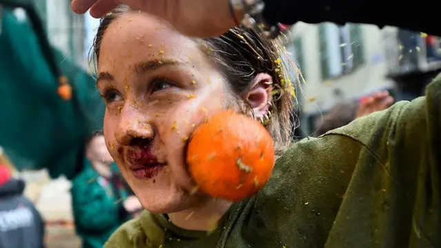 কমলা উৎসবে এক নারী