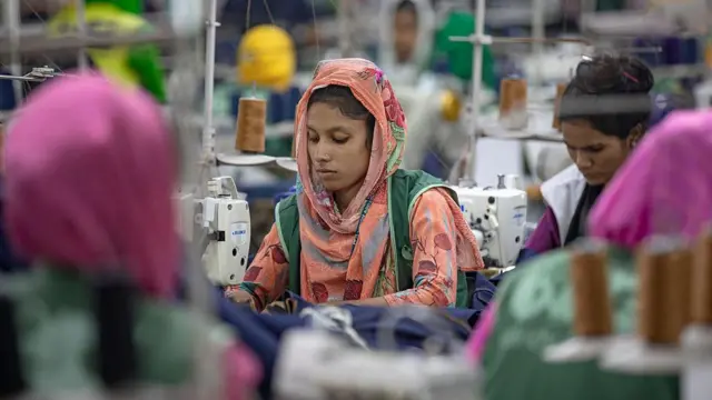 Godaklar katta xorozlarni sorishadi Guruh oral jinsiy aloqani aks ettiruvchi onlayn porno video