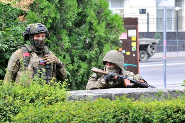 Deux combattants de Wagner montent la garde