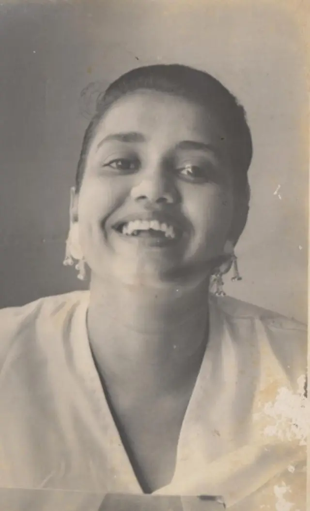 සුමිත්රා තරුණ වියේදී