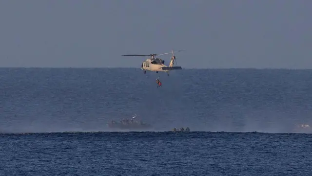 Ụgbọelu helikọpta bịara buputa ha n'osimiri Pacifi Ocean